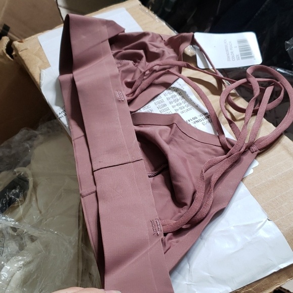 UNWORN peach Deep V neck seamless silky bra - Picture 4 of 6